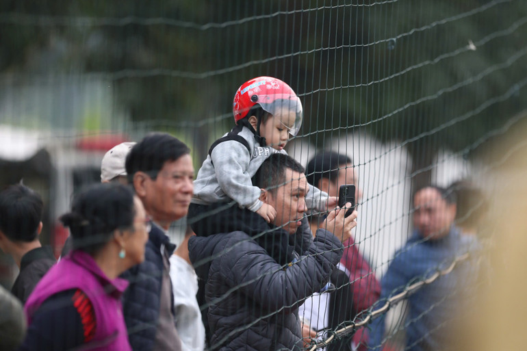 Rất đông người hâm mộ theo dõi các tuyển thủ từ bên ngoài sân.