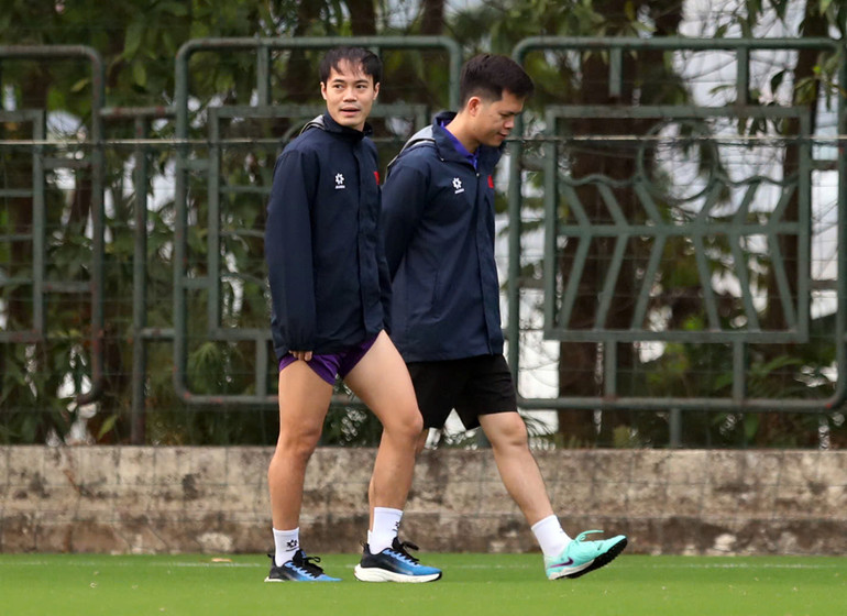 Do dính chấn thương, Văn Toàn không tập cùng các đồng đội mà đi bộ nhẹ quanh sân.