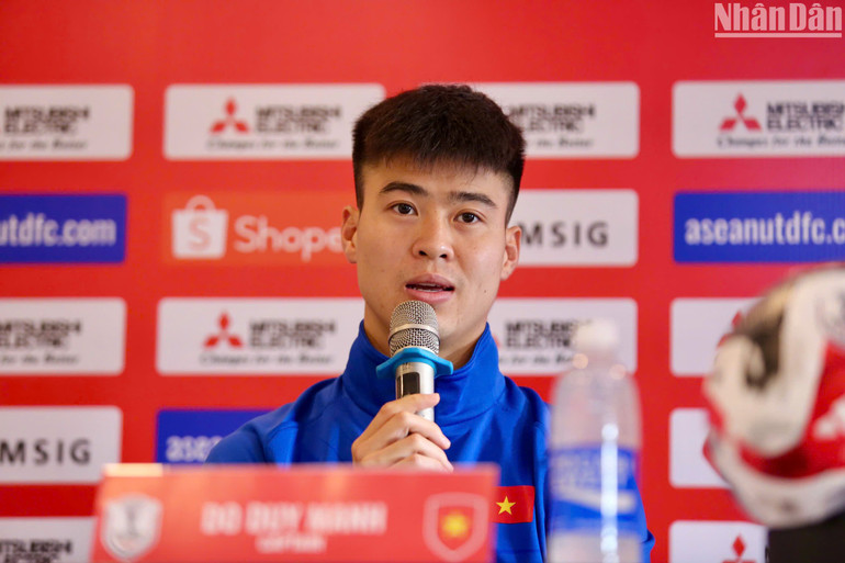 Đội trưởng Đỗ Duy Mạnh phát biểu tại buổi họp báo. (Ảnh: SƠN TÙNG) Đội trưởng Đỗ Duy Mạnh phát biểu tại buổi họp báo. (Ảnh: SƠN TÙNG)