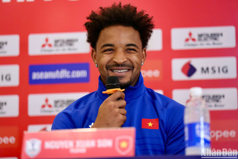 Tiền đạo Nguyễn Xuân Son phát biểu tại buổi họp báo. (Ảnh: SƠN TÙNG)