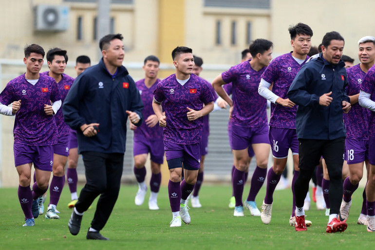 Các cầu thủ làm nóng bằng bài tập chạy vòng quanh sân.