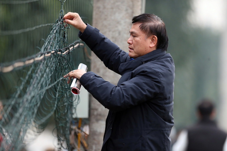 Phó Chủ tịch Liên đoàn Bóng đá Việt Nam - Trần Anh Tú hỗ trợ đội tuyển Việt Nam tại buổi tập.