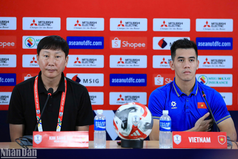 Huấn luyện viên Kim Sang Sik cùng Tiến Linh - người được bình chọn là Cầu thủ xuất sắc nhất trận đấu tại buổi họp báo. (Ảnh: HÀ AN)
