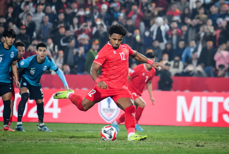 Tiền đạo Xuân Son mở tỷ số cho đội tuyển Việt Nam trên chấm penalty. (Ảnh: THÀNH ĐẠT)