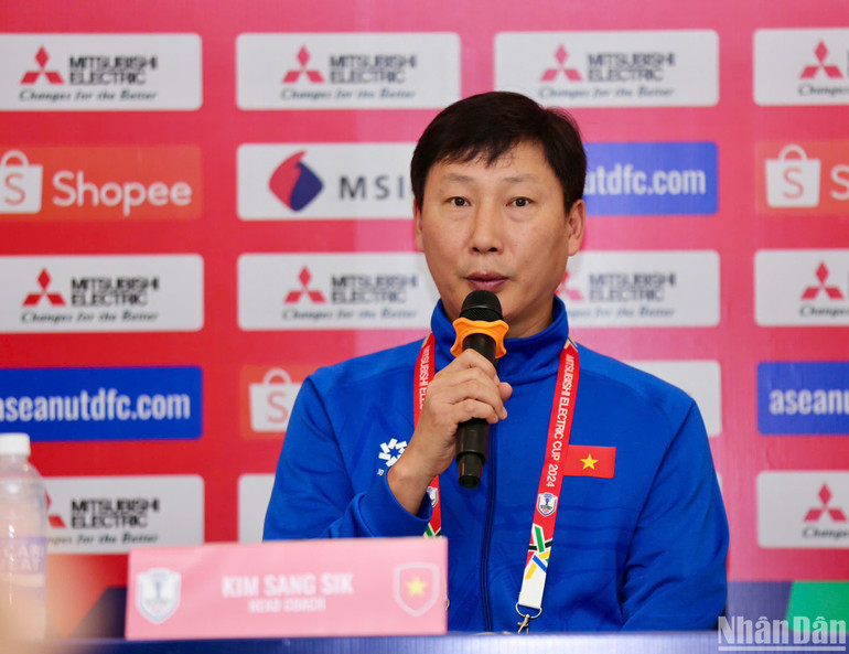 Huấn luyện viên Kim Sang Sik phát biểu tại buổi họp báo. (Ảnh: SƠN TÙNG)