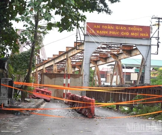 Cấm cầu Long Biên: Hàng dài phương tiện "chôn chân" giữa mưa vì ùn tắc