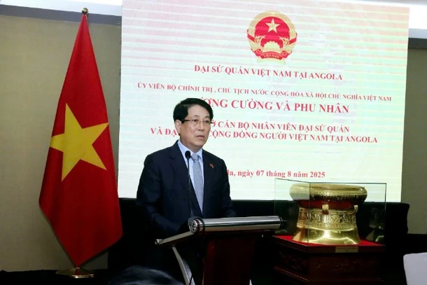 Chủ tịch nước Lương Cường phát biểu tại buổi gặp gỡ cán bộ, nhân viên Đại sứ quán và cộng đồng người Việt Nam tại Angola.