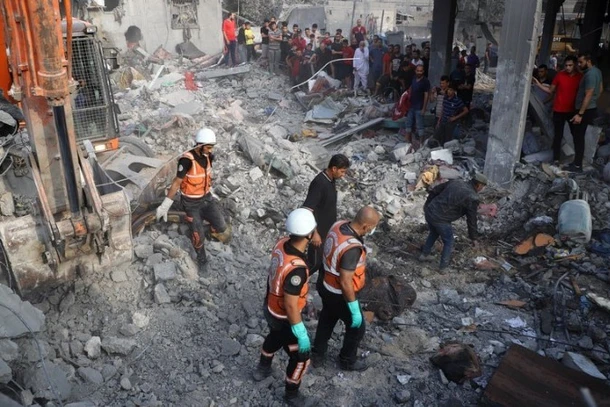 Người dân tiến hành công tác cứu hộ tại các tòa nhà bị phá hủy sau các cuộc không kích của Israel tại thành phố Khan Younis, phía Nam Dải Gaza, ngày 25/10/2023. (Ảnh: Xinhua) 