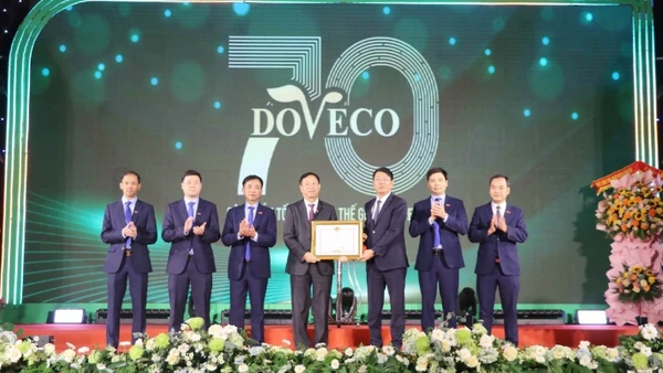 Lãnh đạo tỉnh Ninh Bình trao Bằng khen cho tập thể Công ty DOVECO.