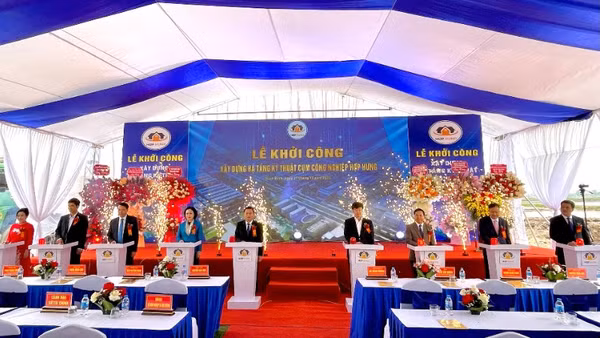 Các đại biểu bấm nút khởi công cụm công nghiệp Hợp Hưng.