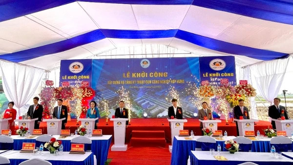 Các đại biểu bấm nút khởi công cụm công nghiệp Hợp Hưng.
