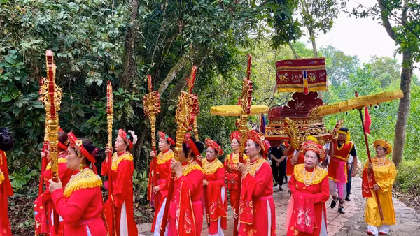 Nghi thức rước kiệu cung nghinh bài vị Đức Thánh Quý Minh Đại Vương tại lễ hội. 