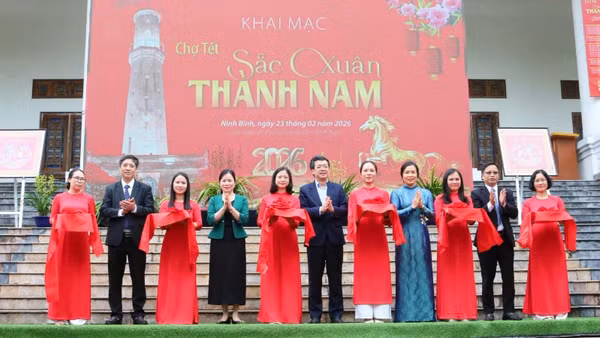 Các đại biểu cắt băng khai mạc chợ Tết “Sắc xuân Thành Nam” năm 2026.