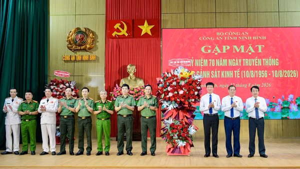 Lãnh đạo tỉnh Ninh Bình tặng hoa chúc mừng tại chương trình.