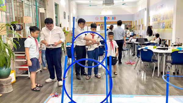 Chương trình giúp học sinh từng bước tiếp cận với những công nghệ mới như: trí tuệ nhân tạo (AI), thực tế ảo, khoa học máy tính, robotics.