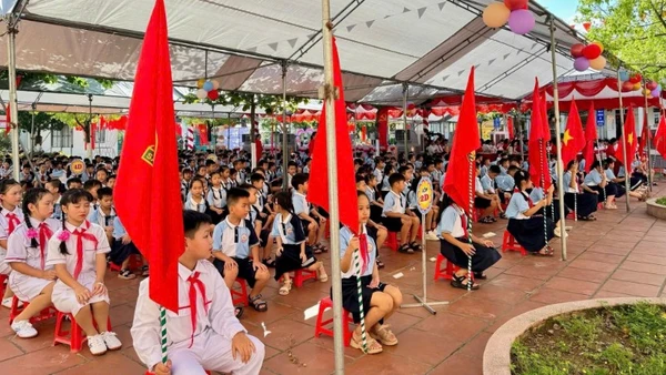 692 học sinh Trường tiểu học Ninh Giang, phường Tây Hoa Lư, tỉnh Ninh Bình dự lễ khai giảng, đón chào năm học mới. 