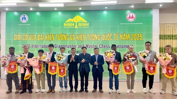 Ban tổ chức trao cờ lưu niệm cho các nước tham gia.