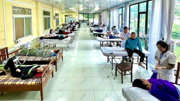 Người dân điều trị tại Bệnh viện Phục hồi chức năng tỉnh Ninh Bình.
