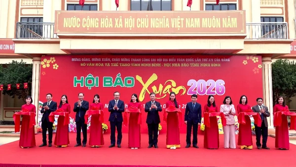 Các đại biểu cắt băng khai mạc Hội Báo Xuân Bính Ngọ 2026.
