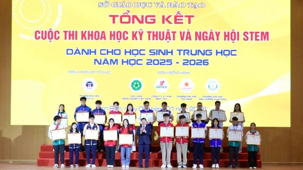 Đồng chí Nguyễn Tiến Dũng, Giám đốc Sở Giáo dục và Đào tạo tỉnh Ninh Bình trao giải Nhất cho các dự án.