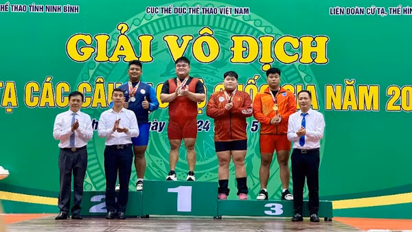 Ban tổ chức trao huy chương cho các vận động viên có thành tích cao tại giải.