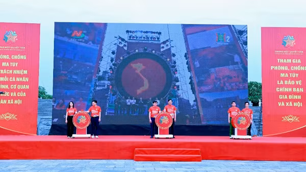 Các đồng chí lãnh đạo, đại diện các lực lượng tham gia Lễ mít tinh tại điểm cầu tỉnh Ninh Bình thực hiện nghi thức chung tay hưởng ứng.