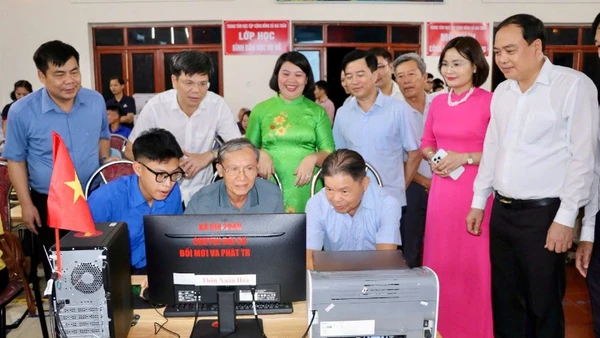 Các đại biểu và người dân tham quan, trải nghiệm thực hiện mô hình "công dân số cộng đồng" và lớp học "Bình dân học vụ số".