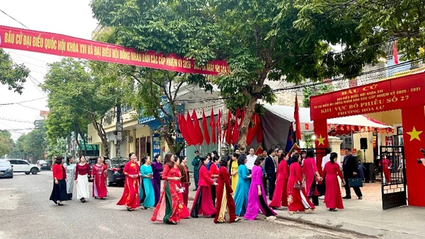 Cử tri khu vực bỏ phiếu số 27, phường Hoa Lư, tỉnh Ninh Bình nô nức đi bầu cử ngay từ sáng sớm.