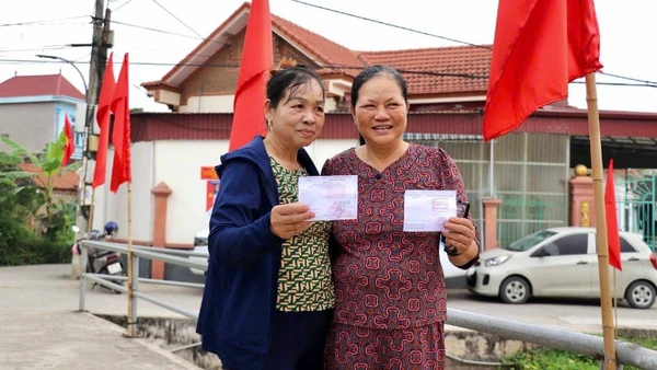 Giáo dân xã Kim Sơn vui mừng sau khi hoàn thành việc bỏ phiếu.