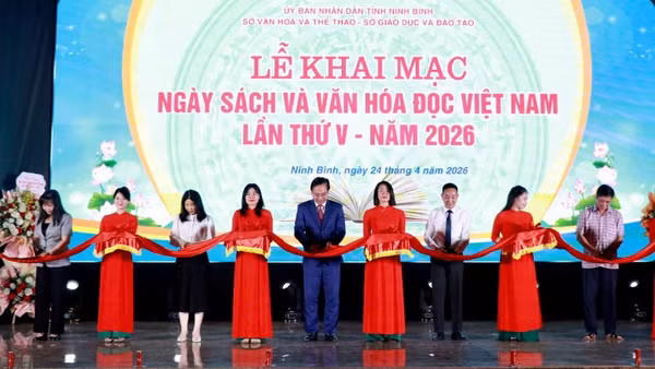 Các đại biểu cắt băng khai mạc Ngày sách và văn hóa đọc Việt Nam lần thứ 5 năm 2026.
