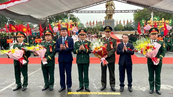 Đại tướng Nguyễn Tân Cương, Thứ trưởng Quốc phòng và đồng chí Bí thư Tỉnh ủy Ninh Bình Trần Huy Tuấn tặng hoa cho các đơn vị. 