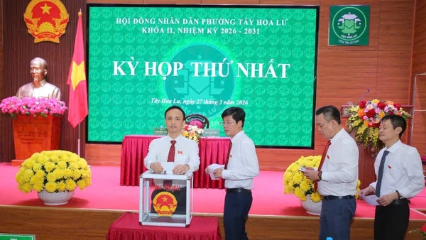 Các đại biểu bỏ phiếu bầu chức danh chủ chốt Hội đồng nhân dân, Ủy ban nhân dân phường, nhiệm kỳ 2026-2031. 