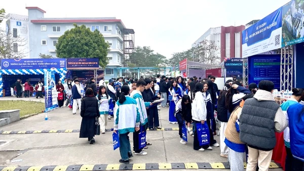 Hàng nghìn học sinh đến tham dự chương trình tuyển sinh-hướng nghiệp năm 2026.