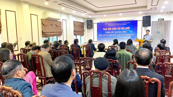 Quang cảnh lễ tổng kết, trao giải Cuộc thi văn xuôi “Trang viết và cuộc sống”.