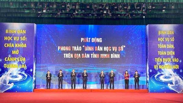 Các đại biểu thực hiện nghi thức bấm nút phát động phong trào "Bình dân học vụ số" tỉnh Ninh Bình.