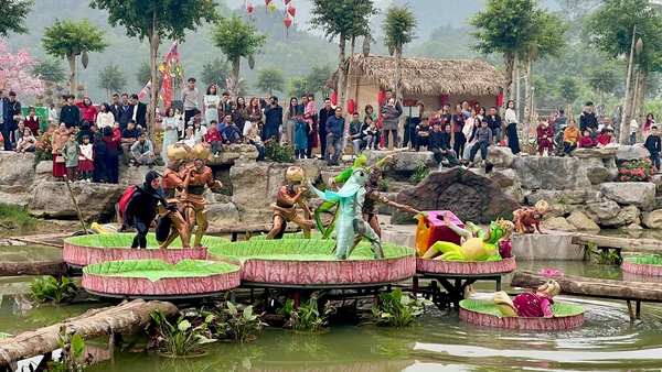 Minishow thực cảnh đa điểm chạm độc bản tại Ninh Bình với chủ đề “Khúc hát thiên nhiên” kéo dài khoảng 45 phút/suất, tổ chức 2-4 suất mỗi ngày với 4 trạm biểu diễn liên hoàn giữa không gian núi rừng Thung Nham.