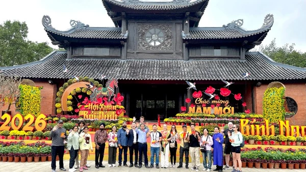 Ngành du lịch Ninh Bình cùng đại diện các đơn vị tặng hoa, chào đón những vị khách đầu tiên đến với chùa Bái Đính.