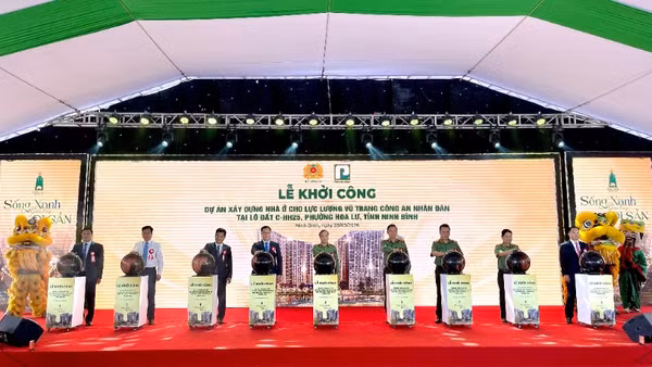 Các đại biểu bấm nút khởi công dự án.