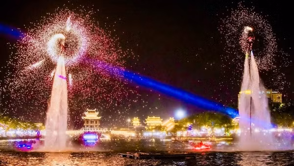 Hoạt động trình diễn flyboard ánh sáng trên mặt nước Hồ Kỳ Lân. 