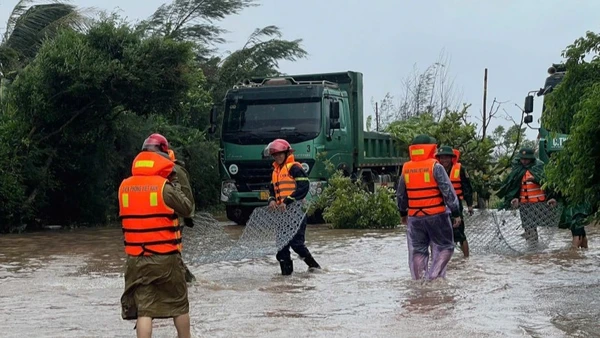 Lực lượng Công an tỉnh Ninh Bình triển khai quyết liệt các biện pháp phòng, chống, ứng phó, hỗ trợ, giúp đỡ nhân dân khắc phục hậu quả cơn bão số 10.