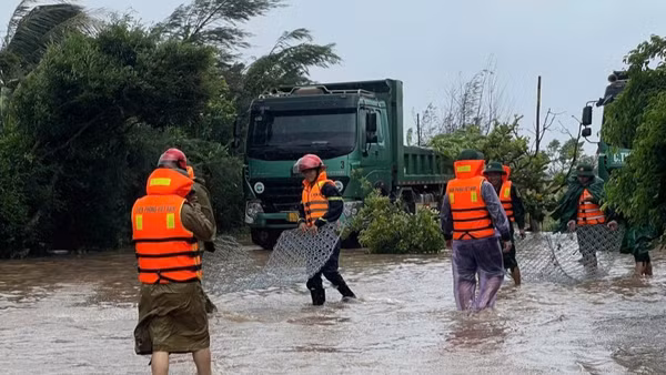 Lực lượng Công an tỉnh Ninh Bình triển khai quyết liệt các biện pháp phòng, chống, ứng phó, hỗ trợ, giúp đỡ nhân dân khắc phục hậu quả cơn bão số 10.