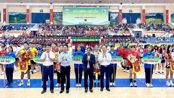 Ban tổ chức trao cờ lưu niệm và tặng hoa cho các đội tham gia. 