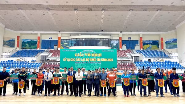 Ban tổ chức trao cờ lưu niệm cho các đơn vị tham gia.