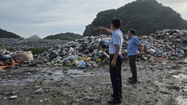 Hàng triệu tấn rác tồn động nhiều năm tại Thung Quèn Khó, phường Trung Sơn, tỉnh Ninh Bình. (Ảnh: VĂN LÚA)