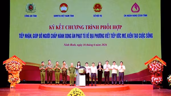Các đơn vị ký kết Chương trình phối hợp “Tiếp nhận, giúp đỡ người chấp hành xong án phạt tù về địa phương viết tiếp ước mơ, kiến tạo cuộc sống”.