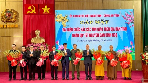 Lãnh đạo tỉnh Ninh Bình tặng hoa cho đại diện hai tôn giáo, Ủy ban Mặt trận Tổ quốc Việt Nam tỉnh và Công an tỉnh.