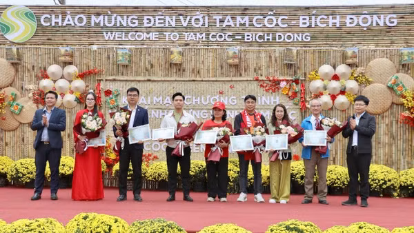 Ban tổ chức trao giấy chứng nhận cho các doanh nghiệp, câu lạc bộ thiện nguyện, đơn vị tham gia tài trợ, đồng hành thực hiện chương trình.