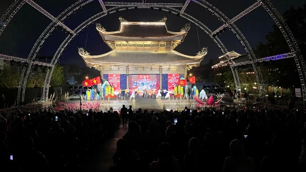 Chương trình gồm nhiều tiết mục ca, múa, nhạc được dàn dựng công phu, kết hợp hài hòa giữa nghệ thuật truyền thống và đương đại.