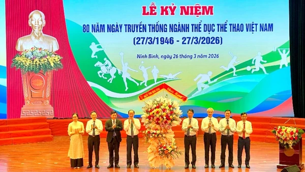 Lãnh đạo tỉnh Ninh Bình tặng hoa chúc mừng tại lễ kỷ niệm.