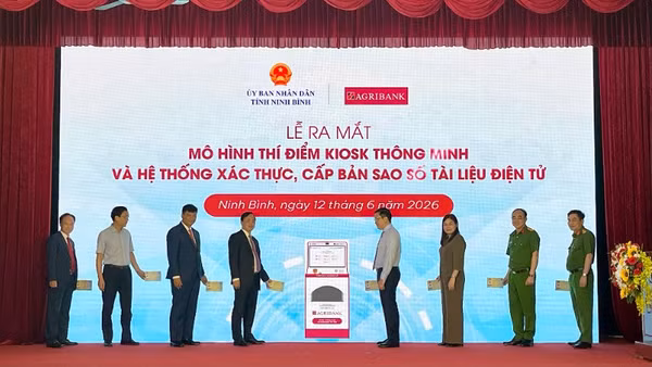 Các đại biểu thực hiện nghi thức ra mắt Kiosk thông minh và hệ thống xác thực, cấp bản sao số tài liệu điện tử.